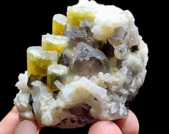 スカルドゥ鉱山産の美しい緑がかった色の透明なヘリオドールクリスタル
