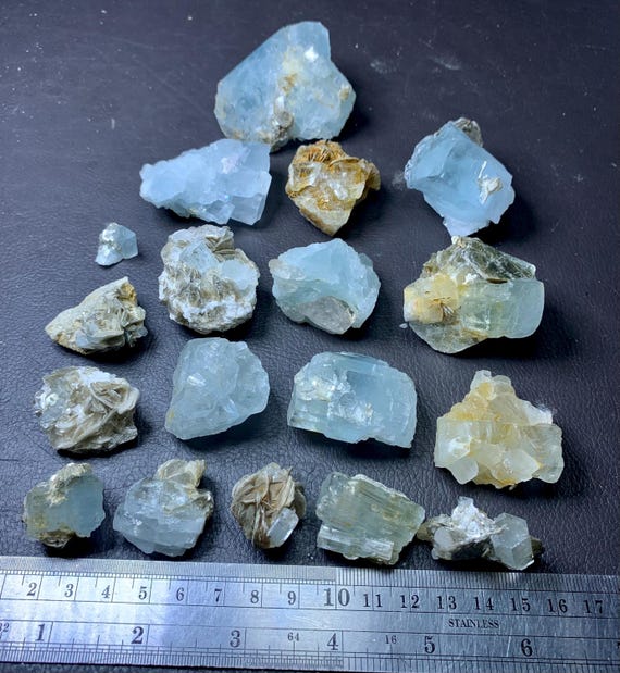 アクアマリン 結晶 原石 鉱物標本 ブルーアクアマリン結晶、白雲母17標本ロット、原石アクアマリン