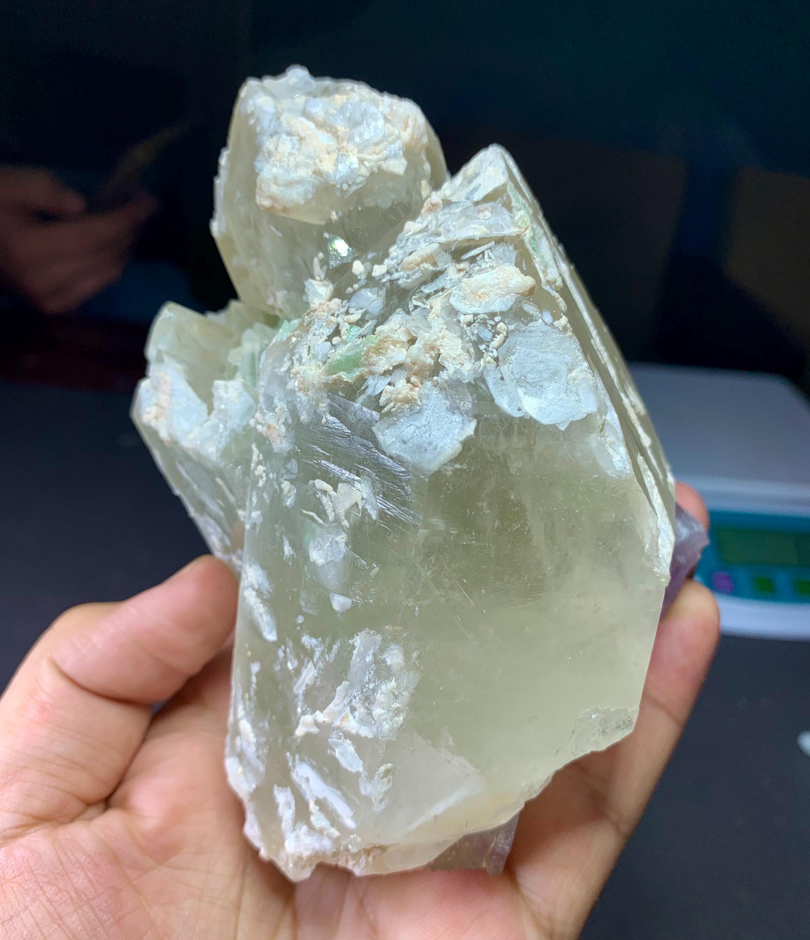 ピンクのクンツァイトのエッチングされた終端結晶は、双子の水晶の上に