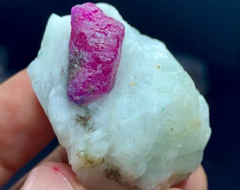 Cristallo di rubino su campione di flogopite, minerale fluorescente, rubino grezzo, pietre preziose all'ingrosso, regalo di anniversario, regali di compleanno, gioielli di cristallo