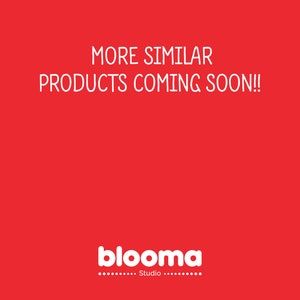 Puede incluir: Fondo rojo con texto blanco que dice "M&Aacute;S PRODUCTOS SIMILARES PR&Oacute;XIMAMENTE!" y el logotipo "blooma Studio" en blanco.
