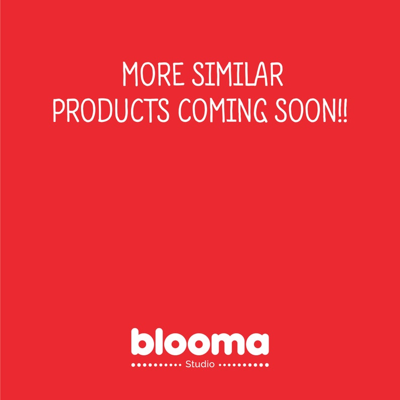 Puede incluir: Fondo rojo con texto blanco que dice "M&Aacute;S PRODUCTOS SIMILARES PR&Oacute;XIMAMENTE!" y el logotipo "blooma Studio" en blanco.