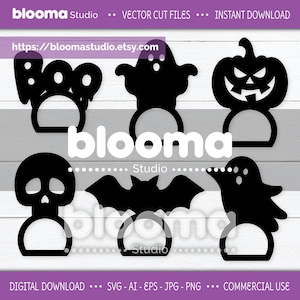 Könnte beinhalten: Schwarze Vektor-Schnittdateien zum Thema Halloween. Enthält ein "Boo"-Design, einen Geist, einen Kürbis, einen Totenkopf, eine Fledermaus und einen Geist. Das Bild enthält auch den Text "blooma Studio" und "https://bloomastudio.etsy.com".
