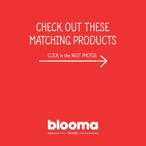 Może przedstawiać: Biały tekst na czerwonym tle brzmi "Check out these matching products" ze strzałką wskazującą w prawo i tekstem "CLICK in the NEXT PHOTOS" poniżej. Tekst "blooma Studio" znajduje się na dole obrazu.