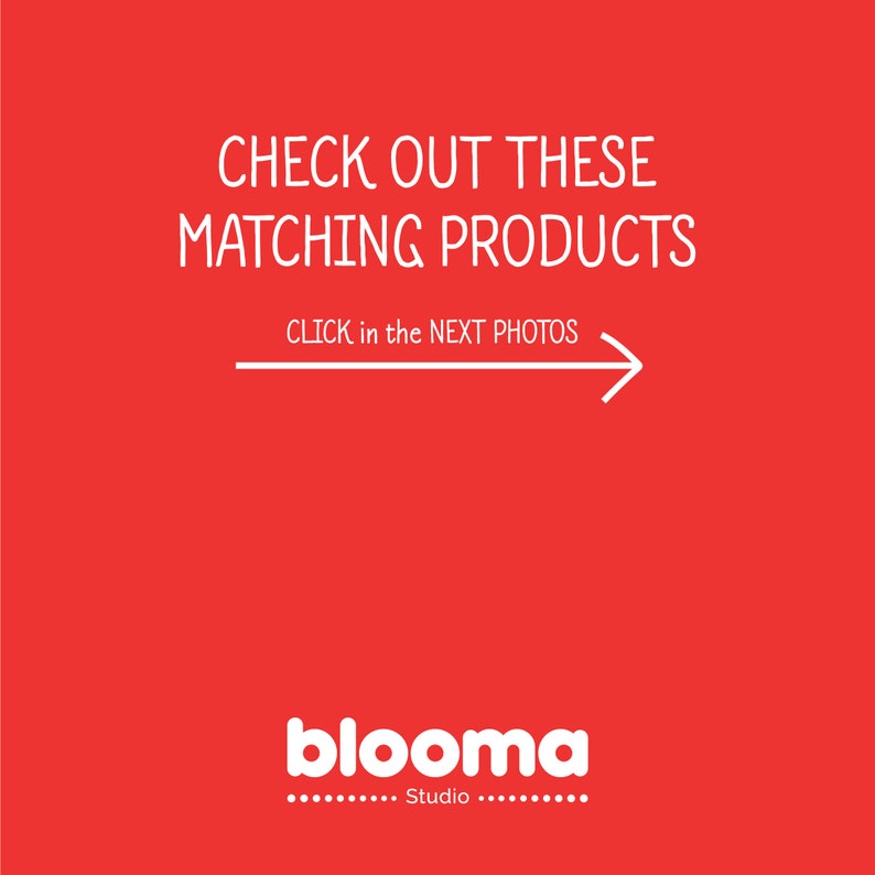 Może przedstawiać: Biały tekst na czerwonym tle brzmi "Check out these matching products" ze strzałką wskazującą w prawo i tekstem "CLICK in the NEXT PHOTOS" poniżej. Tekst "blooma Studio" znajduje się na dole obrazu.