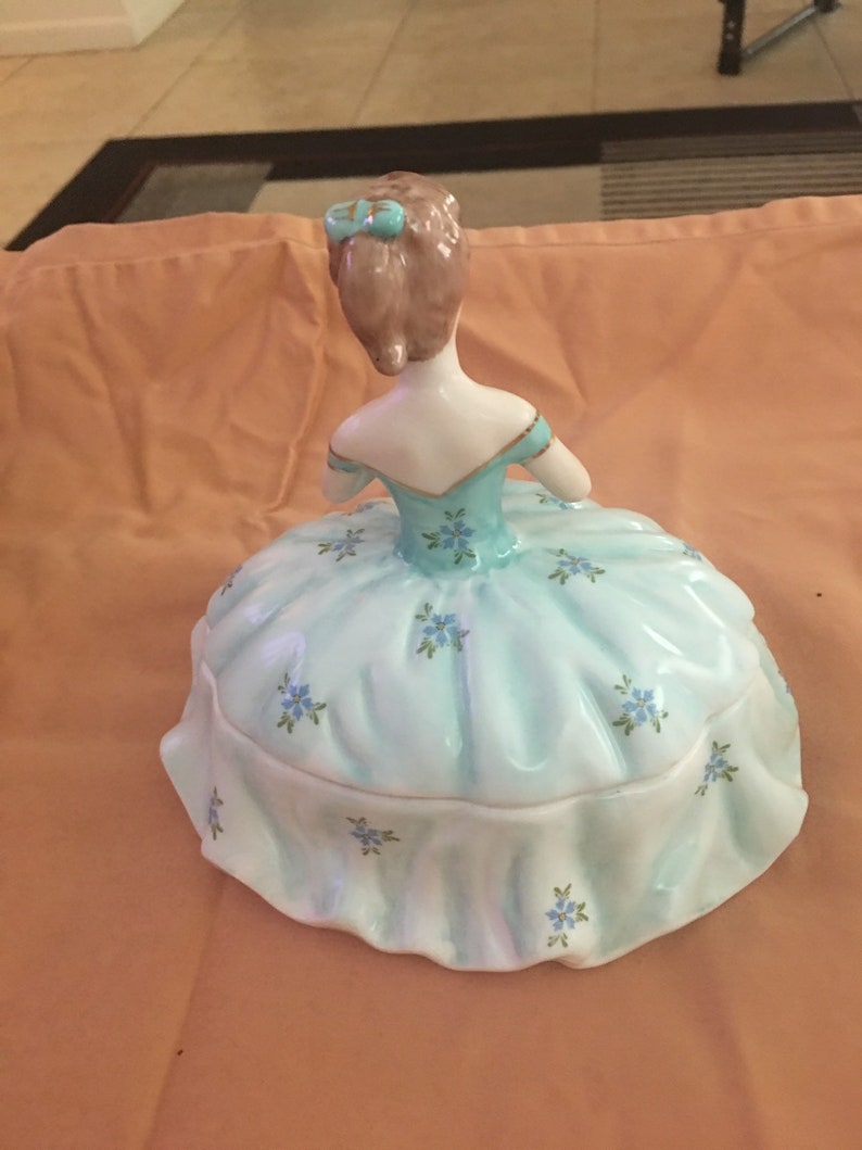 Vintage porcelain powdertrinket box