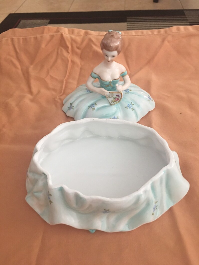 Vintage porcelain powdertrinket box