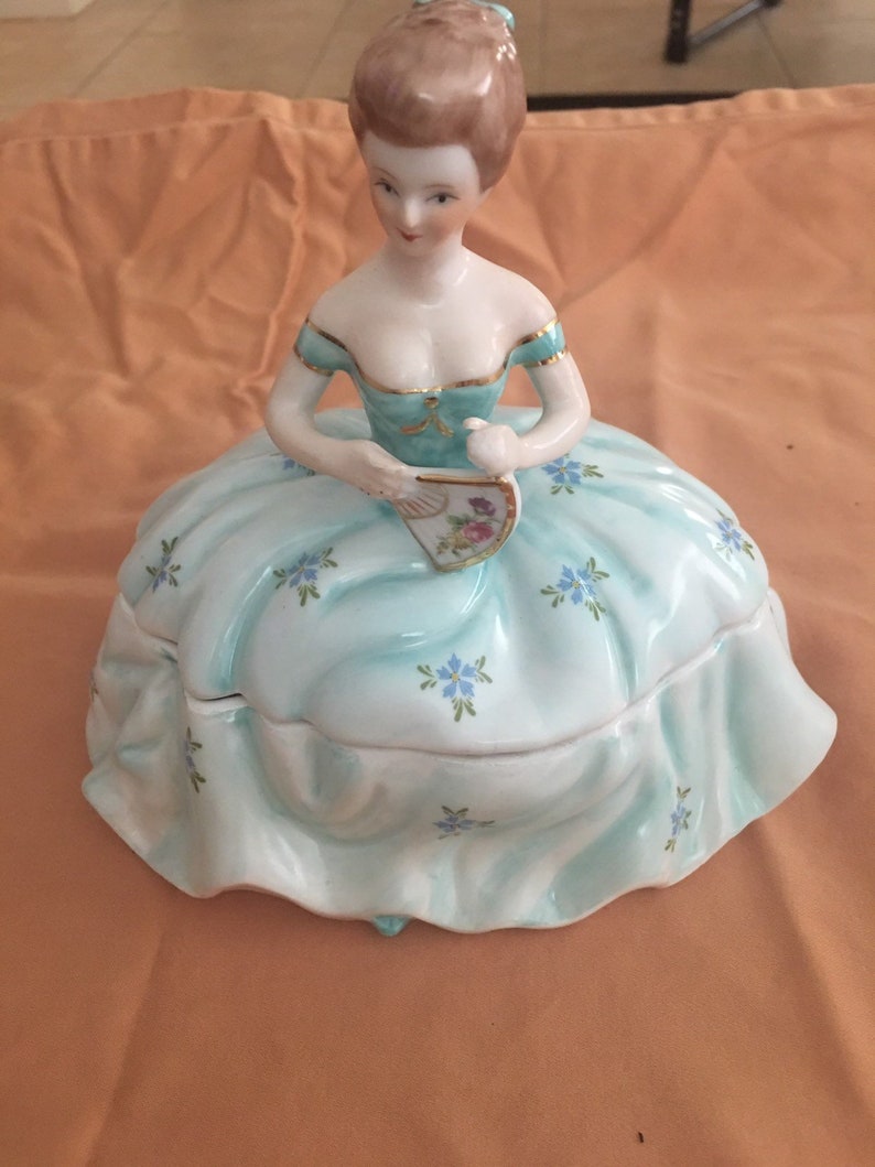 Vintage porcelain powdertrinket box