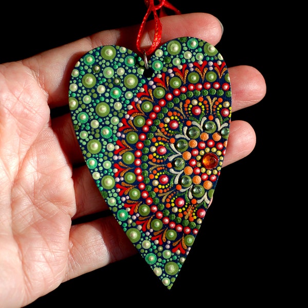 Liebessymbol Valentinstagsgeschenk. Doppelseitiges Holzherz. Punkt Kunst Mandala Ornament. Handgemaltes Dekor. Handbemalte Dekoration. Dottilismus
