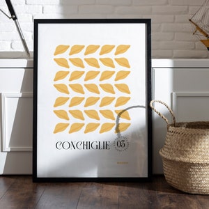 Könnte beinhalten: Ein schwarzer gerahmter Poster mit weißem Hintergrund und einem Muster aus gelben Conchiglie-Nudeln. Der Poster trägt den Text "CONCHIGLIE" und einen kleinen Kreis mit der Nummer "05" darin.