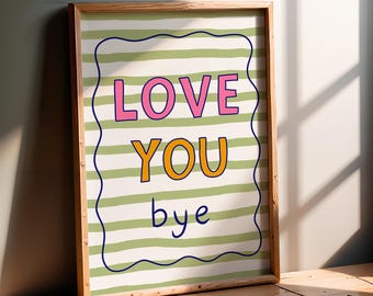 Könnte beinhalten: Ein gerahmter Druck mit einem grün-weiß gestreiften Hintergrund. Der Druck zeigt die Worte "LOVE YOU bye" in einer farbenfrohen, verspielten Schrift.