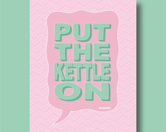 Op de afbeelding: Roze en groene poster met een spreekballon die "PUT THE KETTLE ON" zegt met het woord "WOOHOO!" onderaan.
