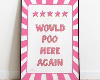 Może przedstawiać: Oprawiony wydruk z napisem „WOULD POO HERE AGAIN” w różowych literach z zielonym obrysem. Wydruk ma białe tło, różowo-białą obwódkę w paski i pięć różowych gwiazdek.