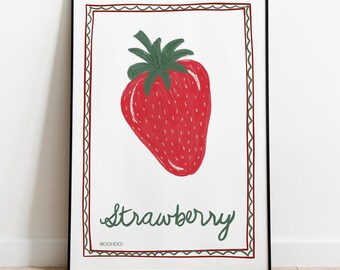 Puede incluir: Un estampado artístico enmarcado con una fresa roja dibujada a mano con hojas verdes. La palabra "Strawberry" está escrita en cursiva debajo de la fruta, con "WOOHOO!" en la parte inferior. La obra de arte está enmarcada en un marco negro.