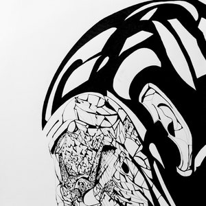 以下が含まれることがあります： 白黒の抽象的な線画で描かれた人間の頭と肩。モザイクや割れたガラスのような効果が表現されている。