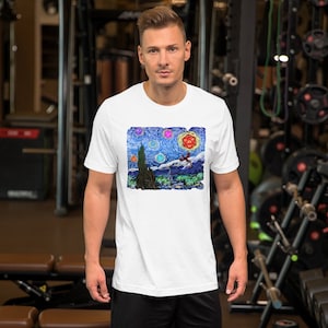 以下が含まれることがあります： ゴッホの「星月夜」にインスパイアされた、カラフルなデザインの白いTシャツ。赤い20面ダイスとドラゴンが描かれており、アートとファンタジーを融合させています。柔らかい素材で作られたTシャツです。