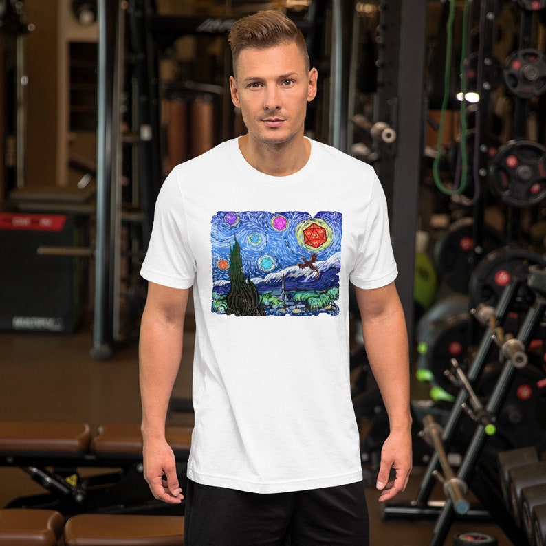 以下が含まれることがあります： ゴッホの「星月夜」にインスパイアされた、カラフルなデザインの白いTシャツ。赤い20面ダイスとドラゴンが描かれており、アートとファンタジーを融合させています。柔らかい素材で作られたTシャツです。