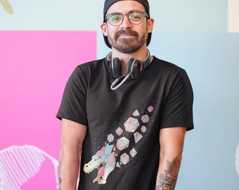 Puede incluir: Una camiseta negra con un estampado gráfico de un dragón hecho de formas geométricas en colores pastel. El dragón está rodeado de estrellas y las formas recuerdan a dados.
