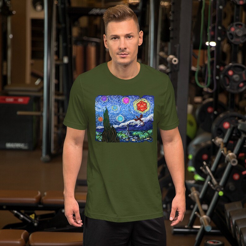 以下が含まれることがあります： オリーブグリーンの半袖Tシャツ。鮮やかなグラフィックプリントが特徴で、有名な絵画を彷彿とさせる、星空の夜景にドラゴンとサイコロが描かれています。柔らかい素材で作られたTシャツです。
