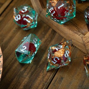 Conjunto de dados de RPG artesanais em resina com núcleo líquido e glitter vermelho e dourado