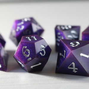 Juego de dados de resina con borde afilado hechos a mano Purple Deep Space para juegos de rol, DND, MTG y juegos de mesa