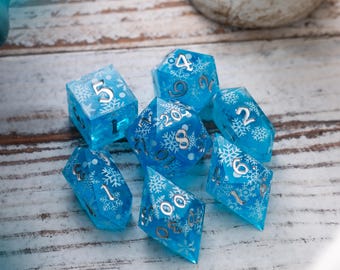 Juego de dados DND de resina hechos a mano con copos de nieve azules navideños
