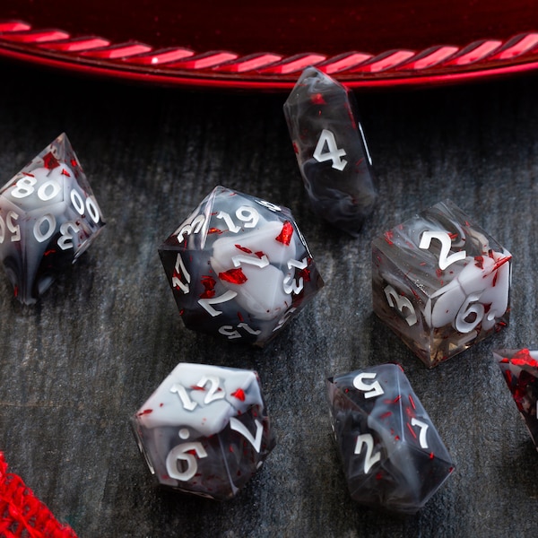 Conjunto de dados artesanais em resina vermelha fumaça e sangue para jogos de RPG, D&D e MTG.