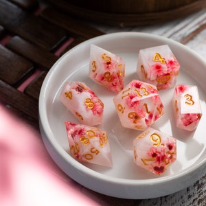 Juego de dados DND de resina hechos a mano con flores rosas para juegos de mesa MTG
