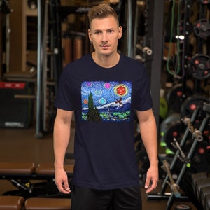 以下が含まれることがあります： 紺色の半袖Tシャツ。ゴッホの星月夜にインスパイアされたカラフルなデザインが特徴です。D20サイコロやその他のゲーム要素を取り入れ、アートとゲームのユニークな融合を実現しています。柔らかい素材で作られたTシャツです。