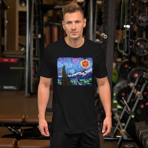 以下が含まれることがあります： 黒いTシャツ。ゴッホの「星月夜」にインスパイアされたカラフルなグラフィックで、ファンタジー要素が加えられています。D20サイコロ、ドラゴン、その他の要素が含まれており、アートとゲームを融合させています。柔らかい素材で作られています。
