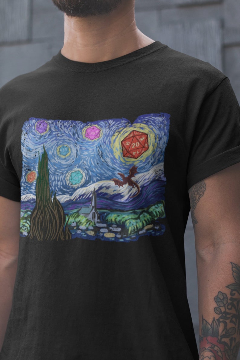 以下が含まれることがあります： 黒いTシャツ。ゴッホの「星月夜」にインスパイアされたカラフルなデザイン。赤い20面ダイス、ドラゴン、その他のサイコロが描かれています。アートとファンタジーを融合させたデザインです。