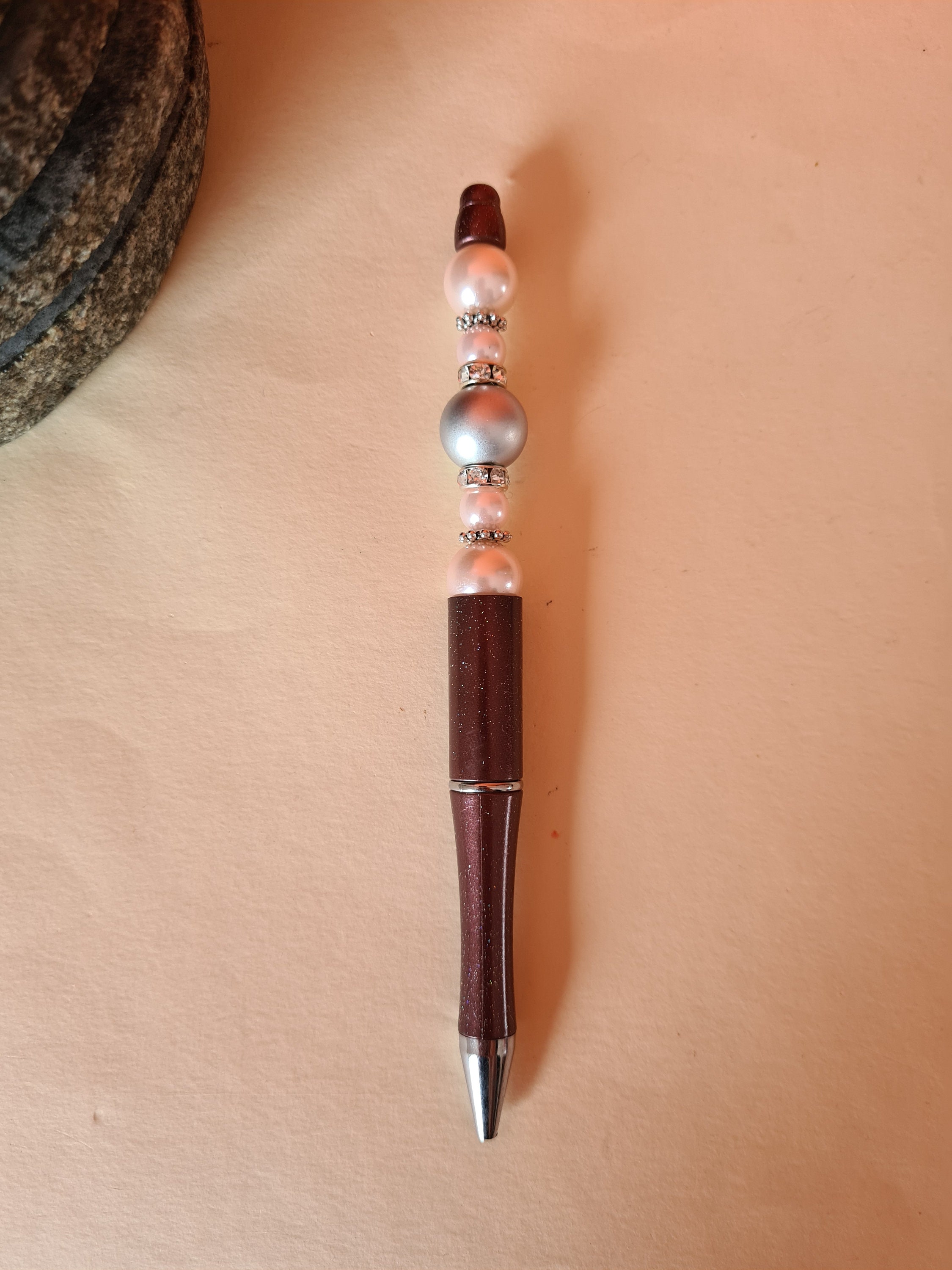 Stylo Bordeaux Pailleté Strass et Perles Roses Grises