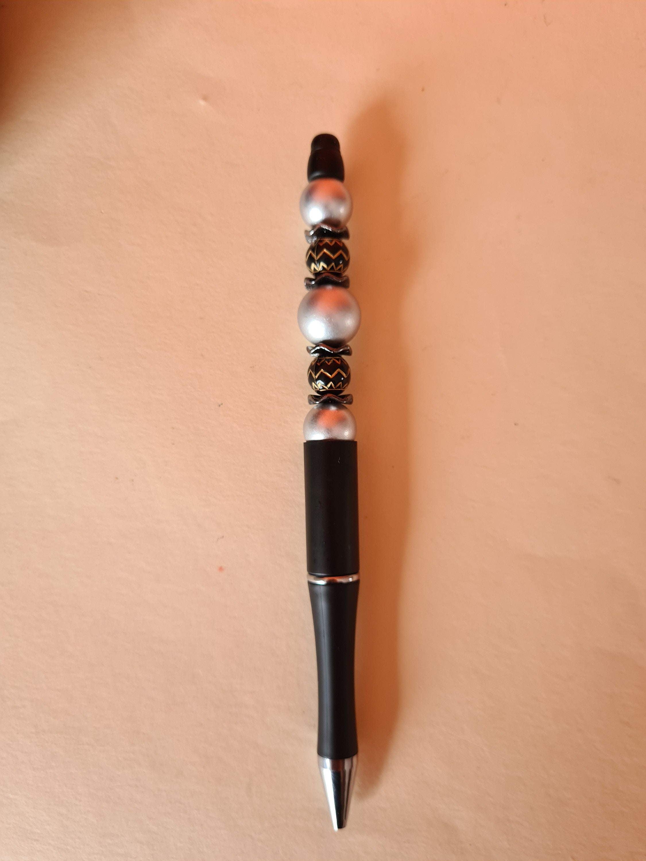 stylo Noir Perles Ethniques Noires et Rondes Gris Argenté