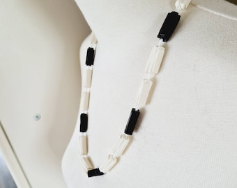 Collar vintage de plástico blanco y negro de mediados de siglo