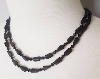 Midcentury encantador collar vintage mate negro