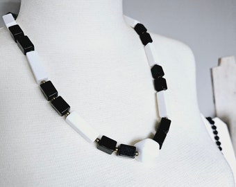 Precioso collar vintage de plástico blanco y negro de mediados de siglo.