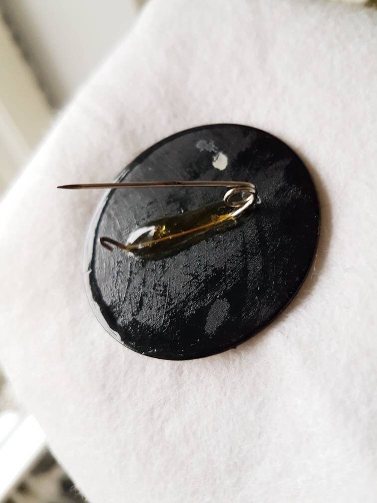 Belle Broche Vintage Peinte Sur Bois - Pièce D'occasion Pleine De Charme