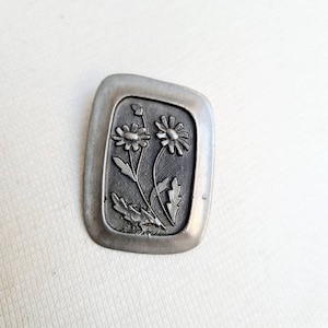 Amazing retro floral  tin/pewter brooch