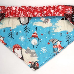 Pingouins d&#39;hiver avec bandana réversible à carreaux Snowy Buffalo pour chien avec collier élastique