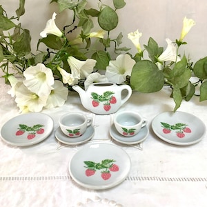 PARTIE DE DINETTE ancienne porcelaine, décor d'enfants dans divers