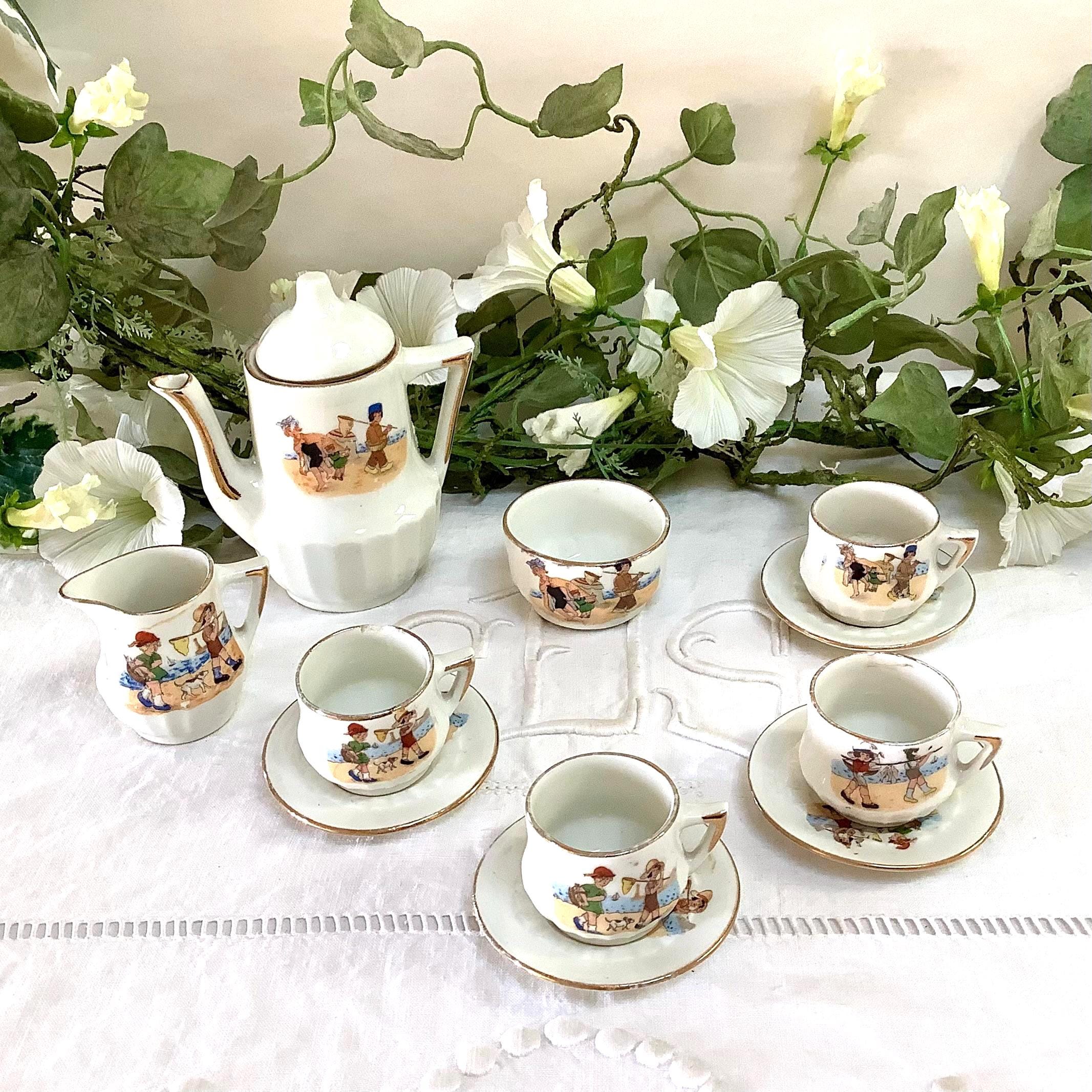 Dinette de petite fille en porcelaine ancienne à fleurs - Le palais des