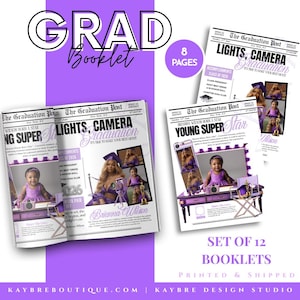 Può includere: Un set di 12 opuscoli di laurea con un design in stile giornale. Gli opuscoli presentano foto e testo, con il titolo "LIGHTS, CAMERA, GRADUATION". Il design include elementi viola e bianchi.