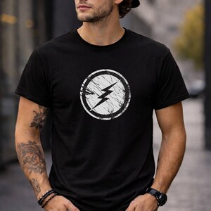T-shirt med sliten blixt, vintage-t-shirt med elektriskt emblem, unisex bomulls-streetwear bild 2