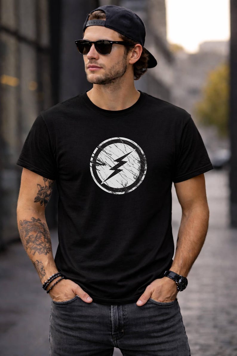 T-shirt med sliten blixt, vintage-t-shirt med elektriskt emblem, unisex bomulls-streetwear bild 2