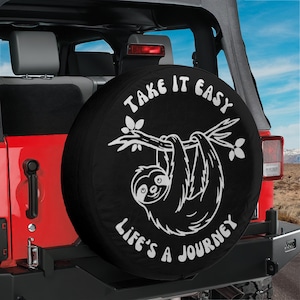 Cubierta de rueda de repuesto con diseño de perezoso con orificio para cámara de respaldo. Tómalo con calma. La vida es un viaje. Diseño para SUV, RV, autocaravana, 4x4. Resistente al agua y a los rayos UV.