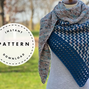 Peut inclure: Un châle en crochet avec un motif géométrique bleu et blanc. Le châle est drapé sur un mannequin et a un fond gris clair. Le texte "INSTANT PATTERN DOWNLOAD" est dans un cercle sur le côté gauche de l'image.