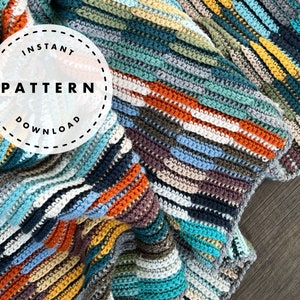 Puede incluir: Una manta de crochet a rayas de colores con un círculo blanco que dice "Descarga instantánea del patrón".