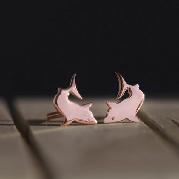 Gouden haai oorbellen, 14K gouden oorbellen, rosé goud, kleine dierenstekers, massief goud, dierensieraden, mini vis oorbellen, leuk cadeau voor dochter