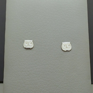 Kleine goldene Eulen Ohrringe aus 14K Gold, Weißgold, weise kleine Eulen-Ohrstecker, zierliche Wildvogel Schmuck, Eule mit Gravur, Geschenk für sie