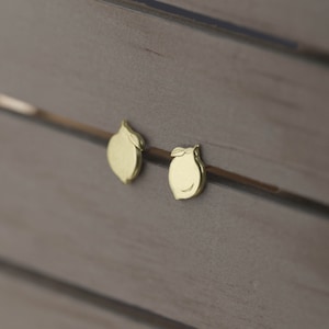 Winzige Zitronenohrringe in 14K Goldohrringe, gelbes massives Gold, kleine Goldzitronenohrstecker, Goldfruchtohrringe, Sommerohrstecker, Geschenk für sie